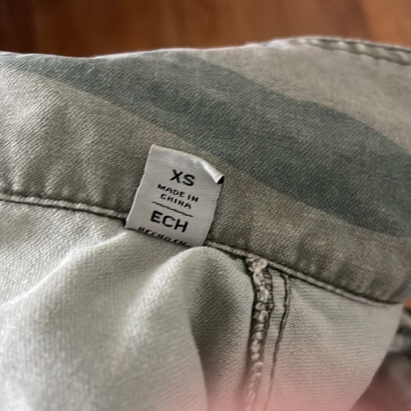 LEVI’s women’s camouflage shirt high low jacket Size XS - Picture 7 of 7